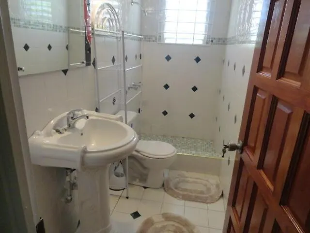 Access, 1 Bed 1 Bath In Coral Garden *